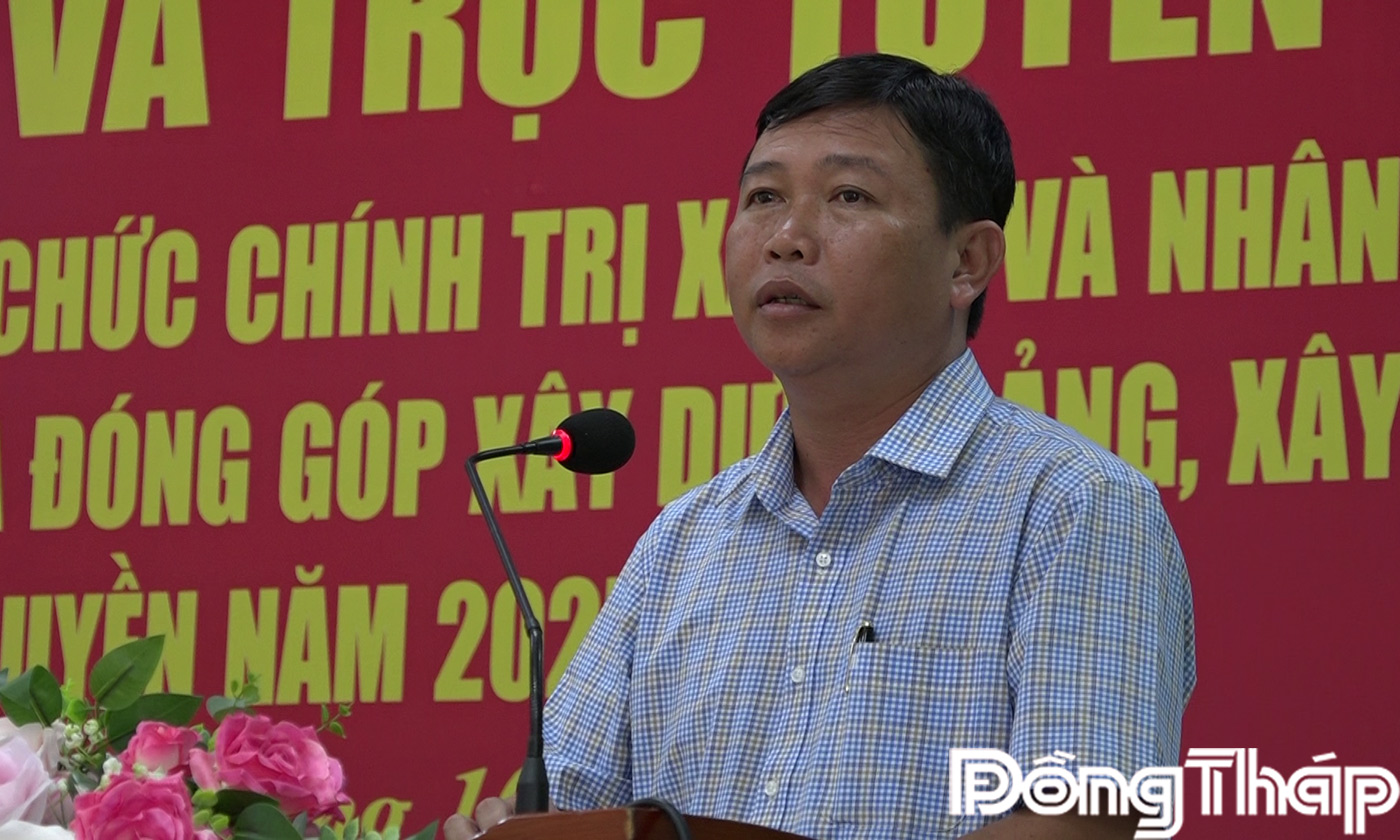 Đồng chí Võ Ngọc Tân, Bí thư Đảng ủy xã Long Bình phát biểu tại buổi làm việc với ĐoànBáo và phát thanh, truyền hình Đồng Tháp c