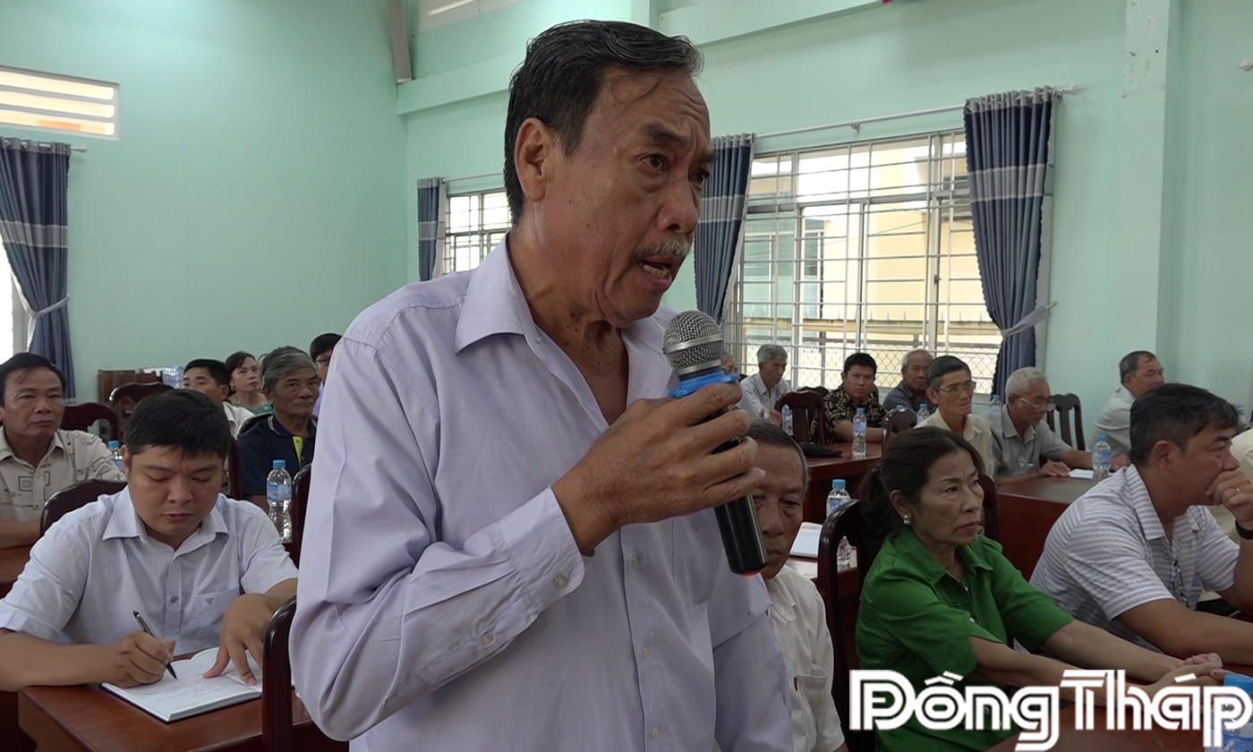 Người dân xã Long Bình đóng góp ý kiến tại hội nghị