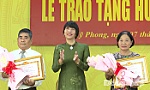 Đảng bộ phường Mỹ Phong trao tặng Huy hiệu Đảng đợt 7-11