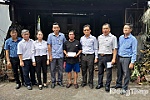 Đồng Tháp: Thăm hỏi và trao tiền hỗ trợ các gia đình trong sự cố trụ điện phát nổ, gây cháy