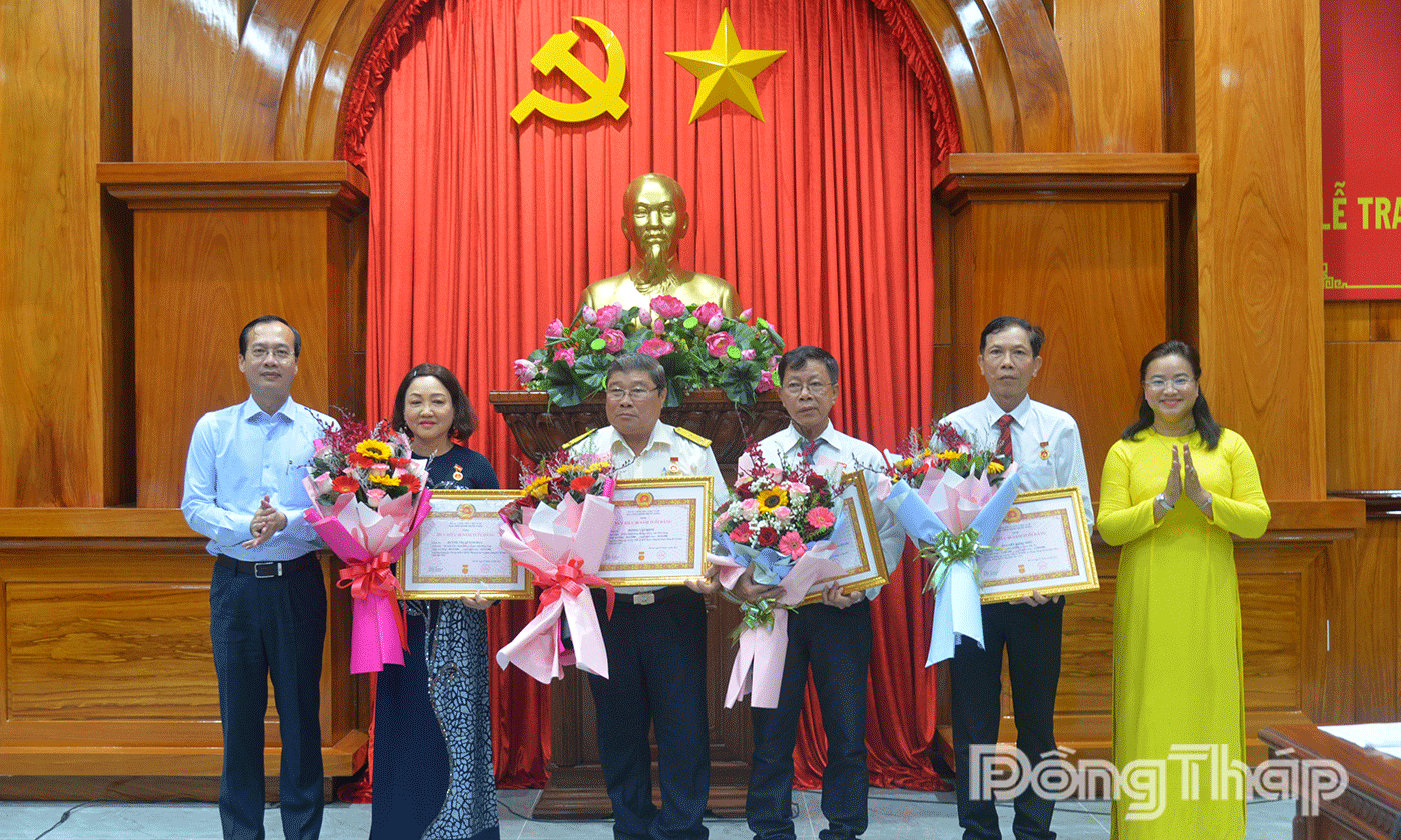 Ủy ban nhân dân tỉnh: Trao Huy hiệu 30 và 40 năm tuổi Đảng cho 9 đảng viên