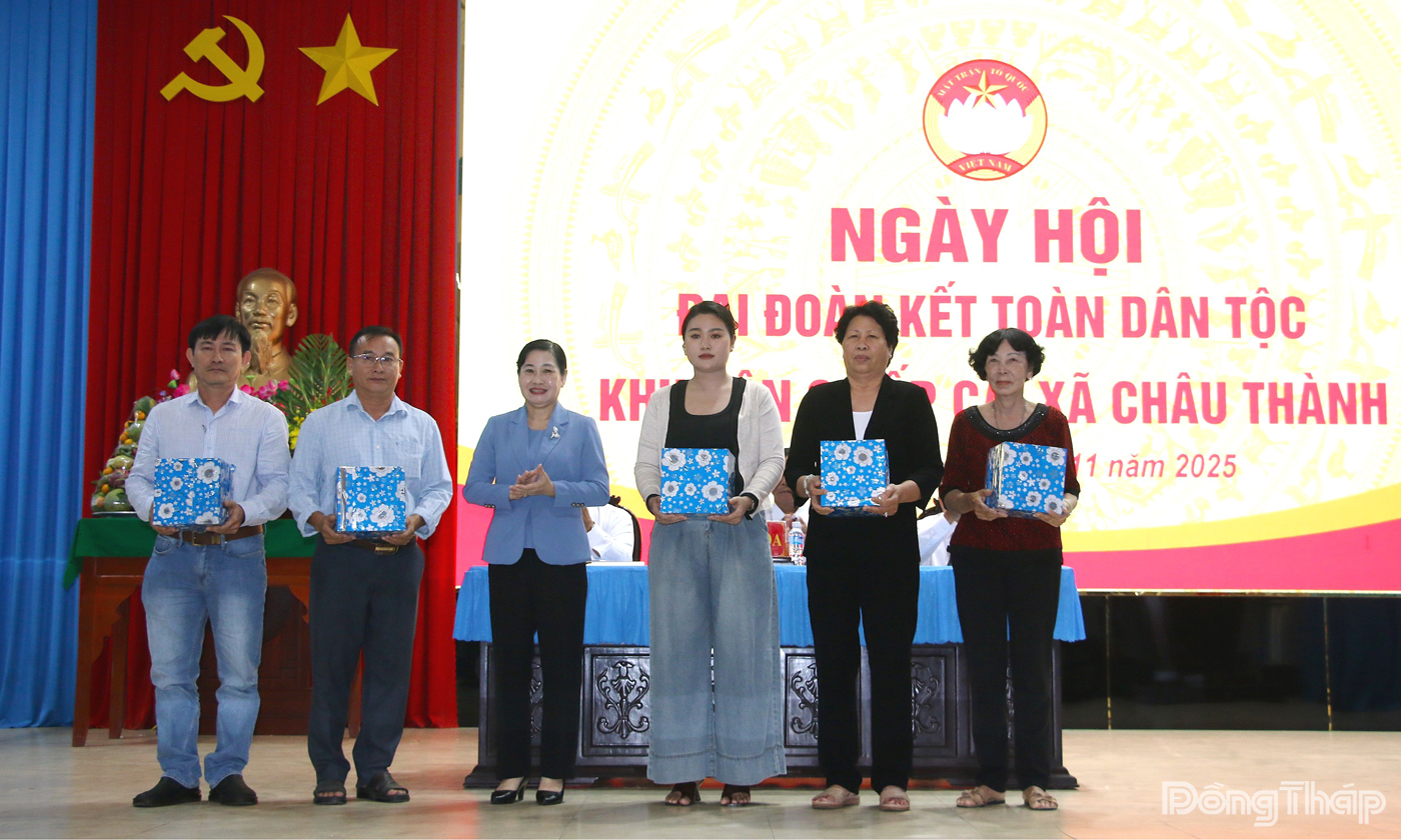 Đồng chí Châu Thị Mỹ Phương dự Ngày hội Đại đoàn kết toàn dân tộc tại ấp Cá, xã Châu Thành