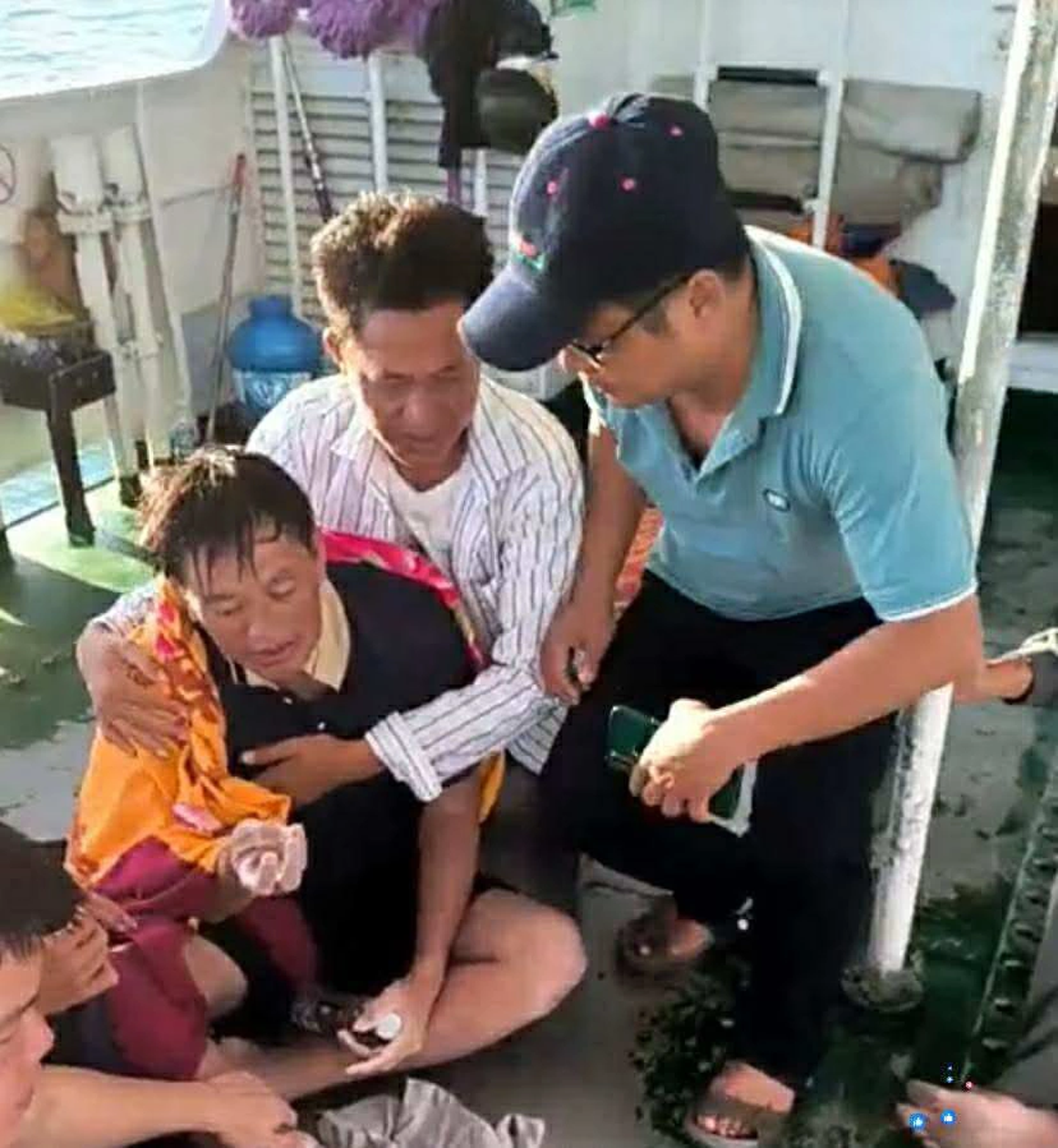 Cứu sống hai người còn lại trong vụ chìm thúng ở Lý Sơn