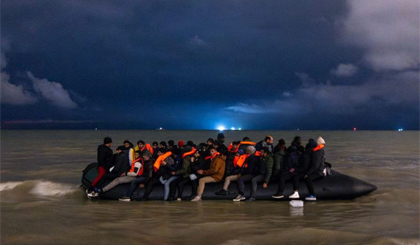 Hơn 1.700 người di cư vượt biển vào Anh trong vòng 3 ngày qua