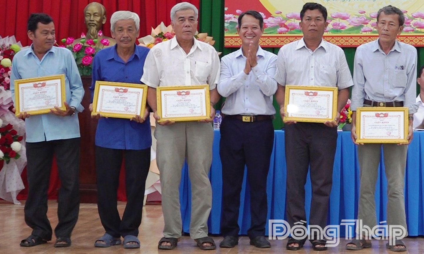 Đồng chí Phạm Văn Chuẩn dự Ngày hội Đại đoàn kết toàn dân tộc tại xã Mỹ Thiện