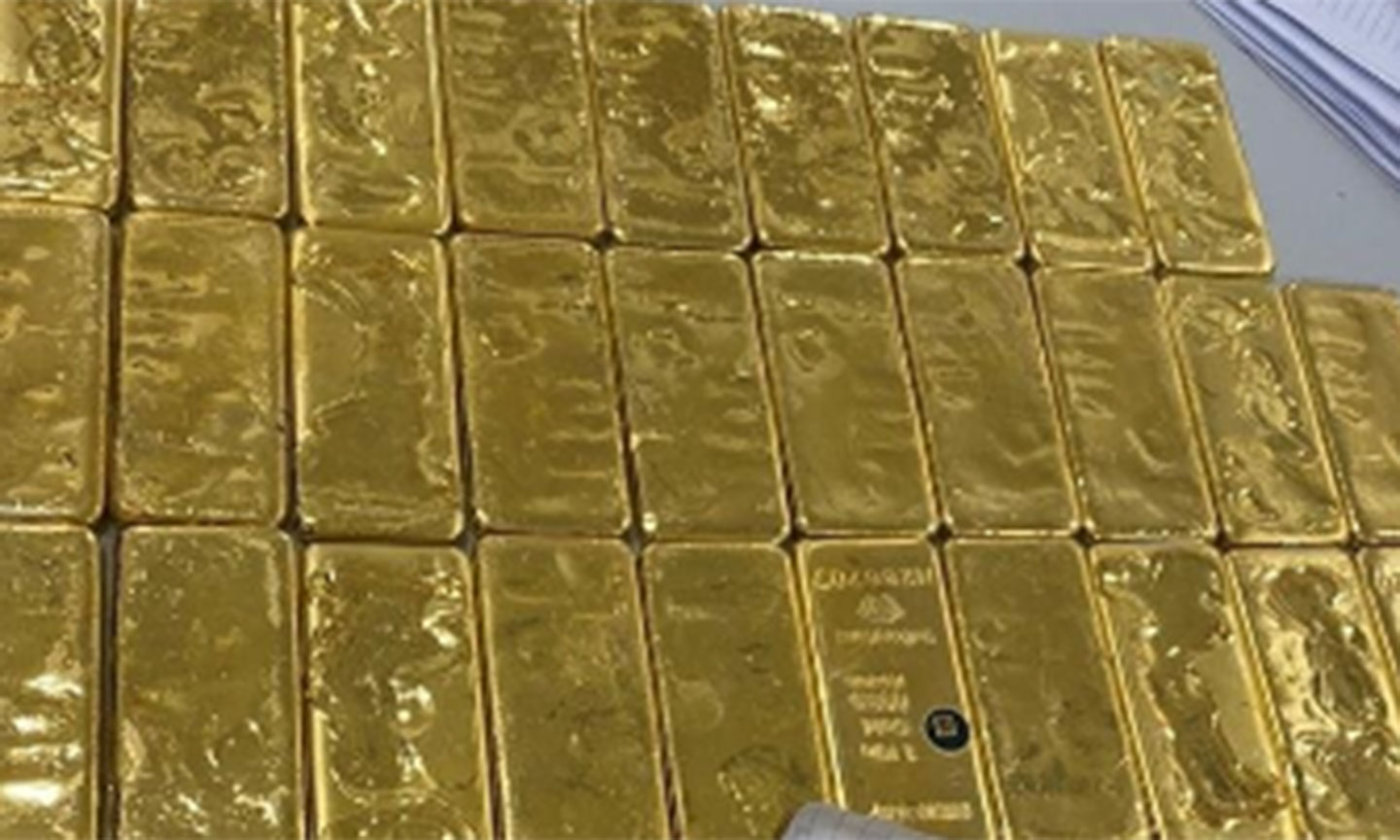 Nam sinh bán 30 cây vàng của bố mẹ, chuyển tiền cho công an dỏm