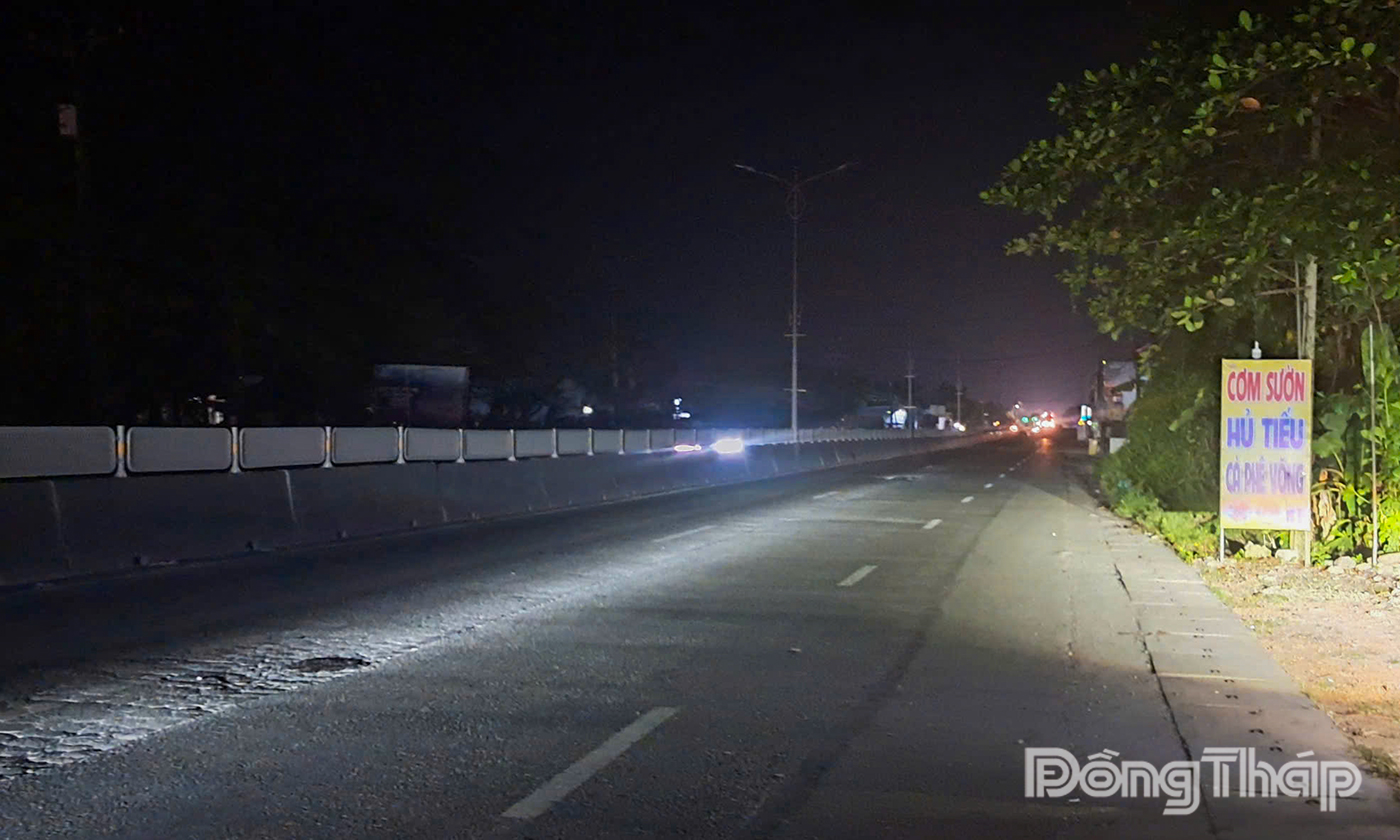Đèn chiếu sáng trên Quốc lộ 1 và Quốc lộ 30 hư hỏng gây mất an toàn giao thông