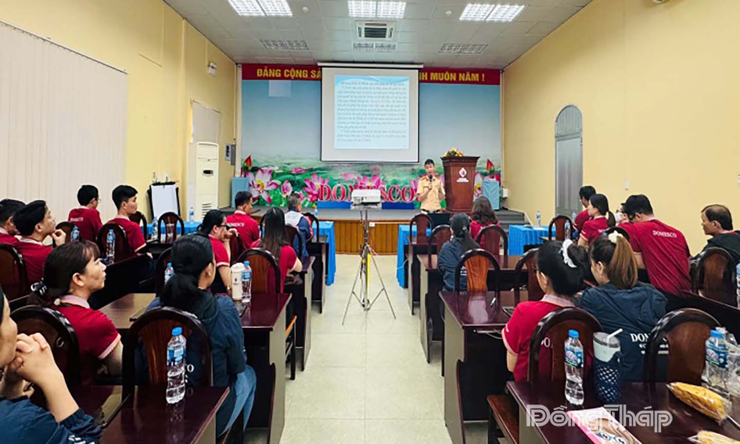 Tuyên truyền an toàn giao thông và hướng dẫn sử dụng VneTraffic cho công nhân Domesco