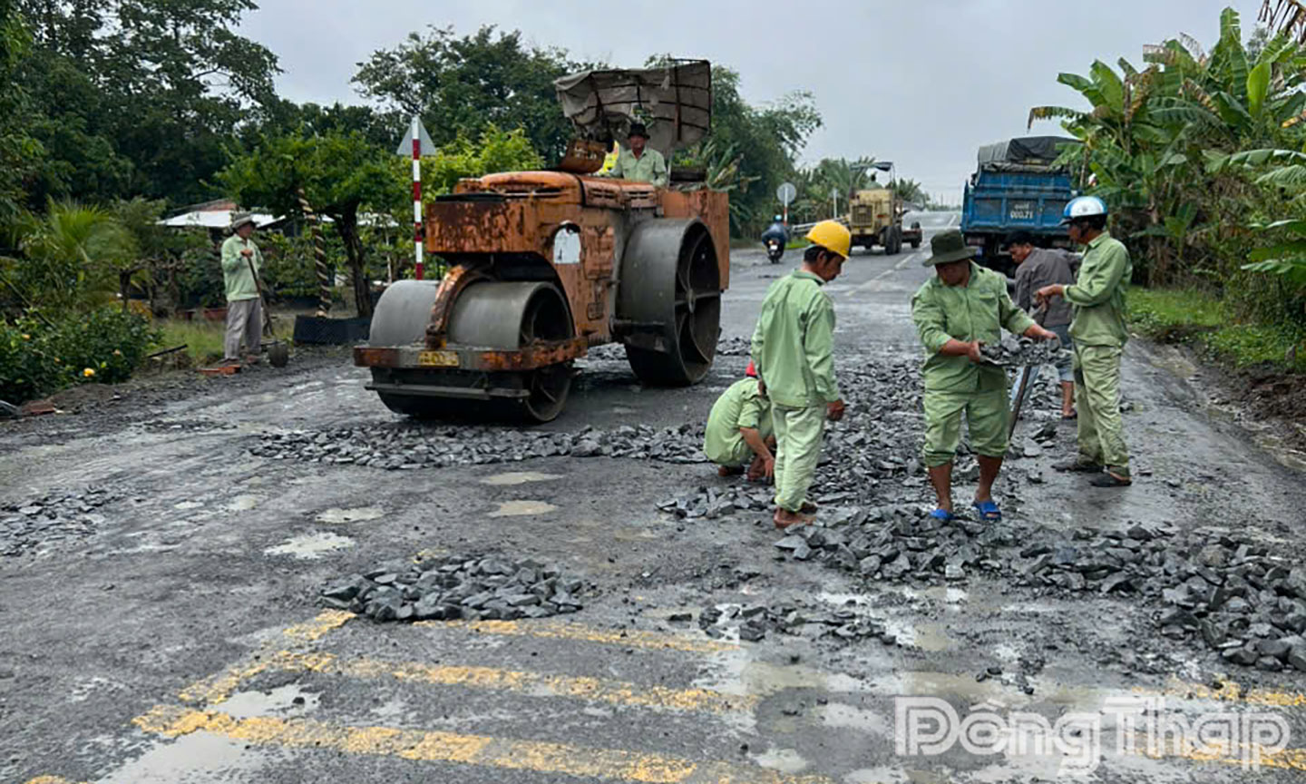 Đồng Tháp khẩn trương sửa chữa tuyến ĐT852B phục vụ Festival Hoa - Kiểng Sa Đéc