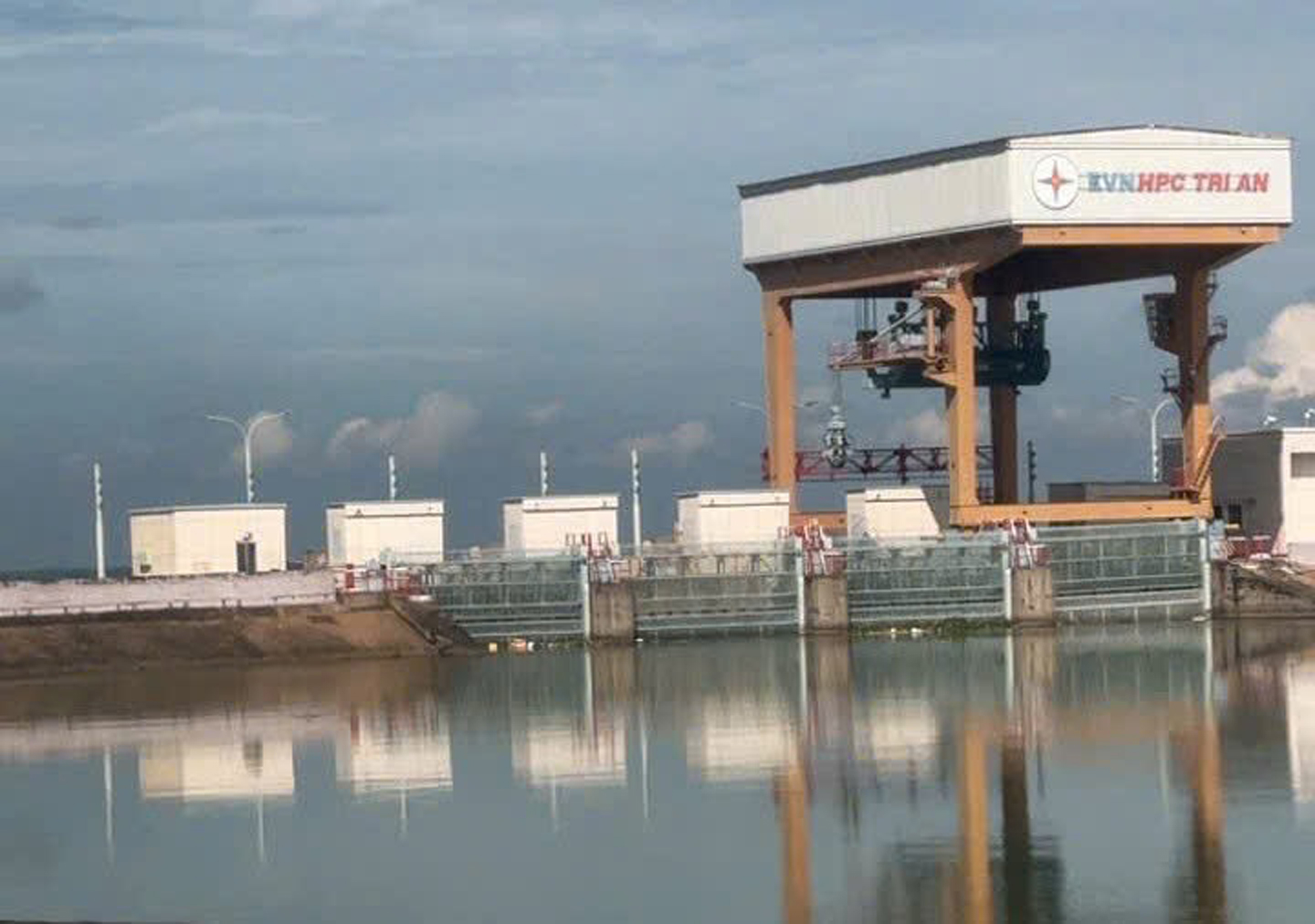 Thủy điện Trị An tăng lưu lượng xả nước qua đập tràn