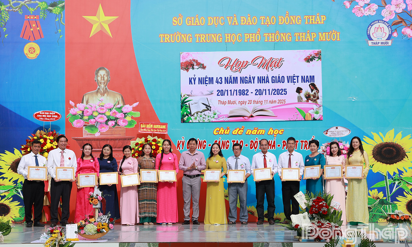 Trường Trung học phổ thông Tháp Mười họp mặt kỷ niệm nhân Ngày Nhà giáo Việt Nam 20-11