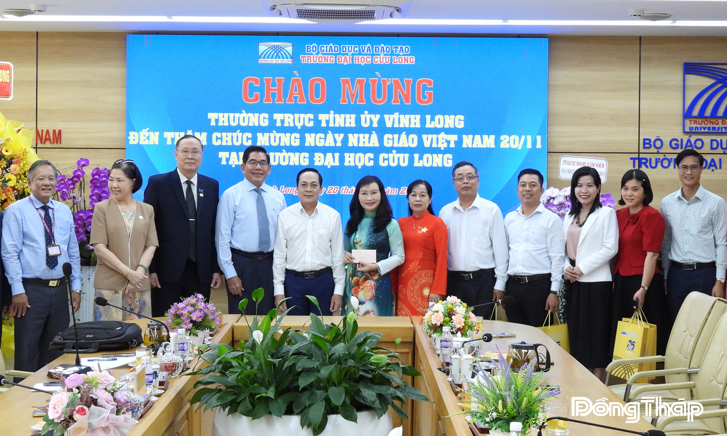 Lãnh đạo tỉnh Vĩnh Long chúc mừng Trường Đại học Cửu Long nhân Ngày Nhà giáo Việt Nam