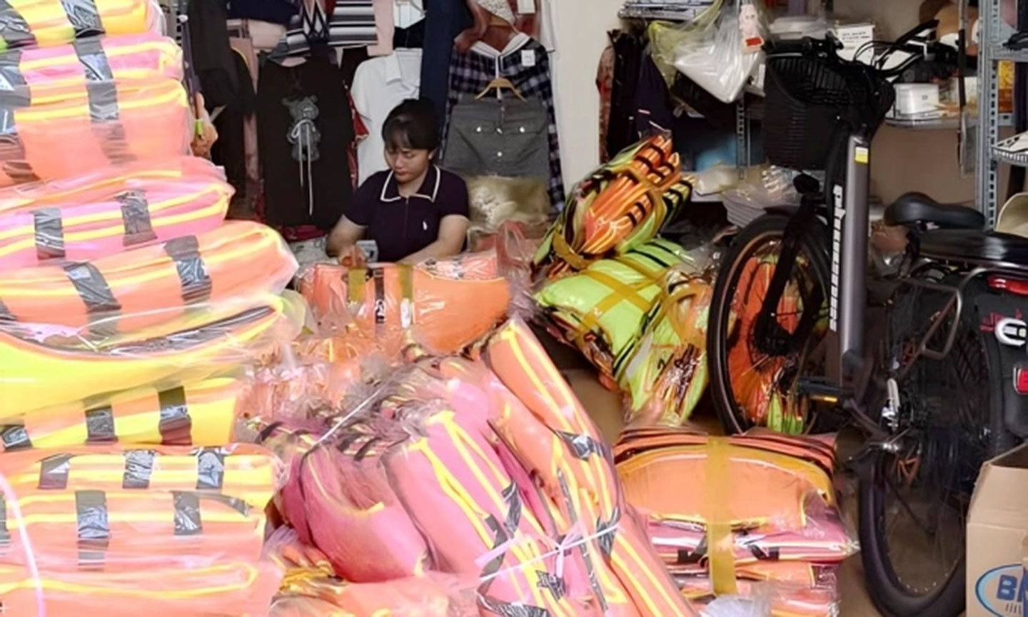 Nhiều gia đình lo xa, mua đồ sinh tồn phòng bão lũ