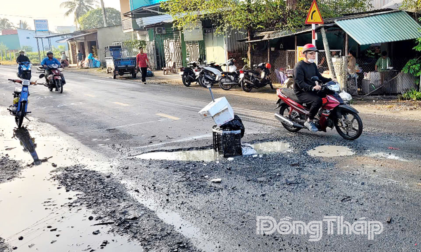 Khẩn trương khắc phục tình trạng xuống cấp trên tỉnh lộ 879 và 878B