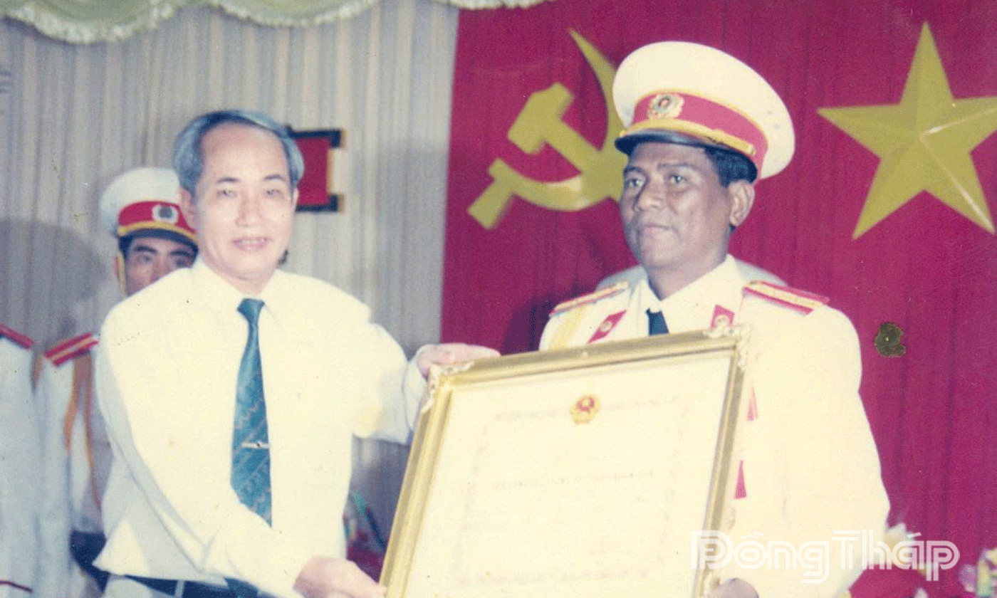 Đồng chí Châu Thế Bình, Chủ tịch UBND tỉnh Tiền Giang trao tặng danh hiệu Anh hùng lực lượng vũ trang Nhân dân cho đồng chí Võ Văn Lành (vào năm 1998).