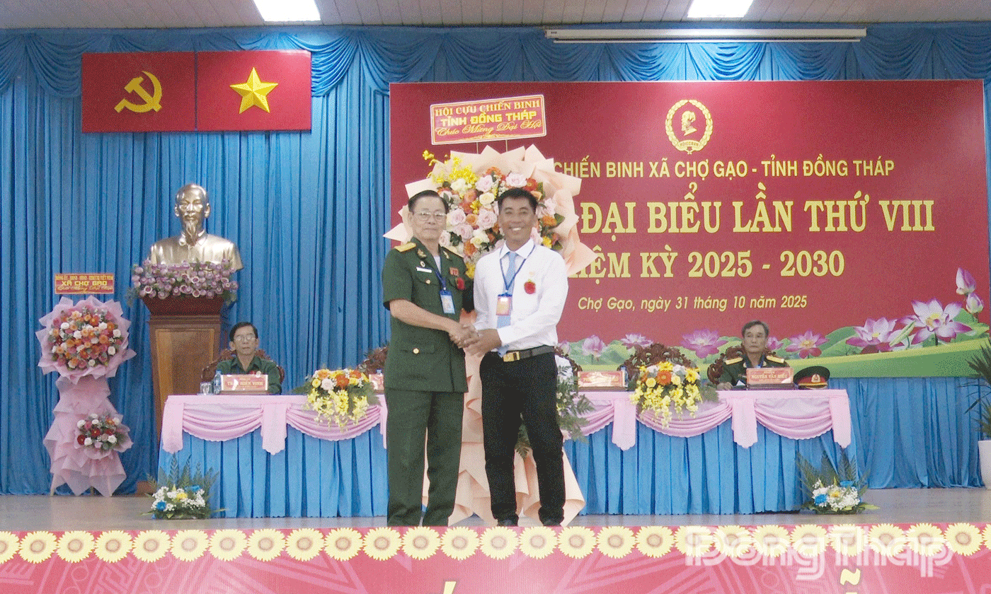 Đại tá Phan Hùng Mãnh, Chủ tịch Hội CCB tỉnh tặng hoa chúc mừng Đại hội.