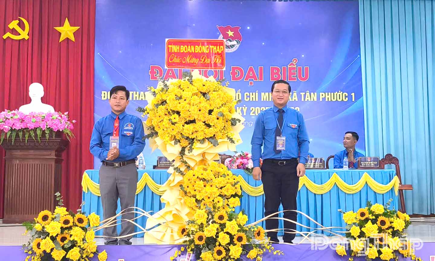 Tỉnh đoàn tặng hoa chúc mừng Đại hội.