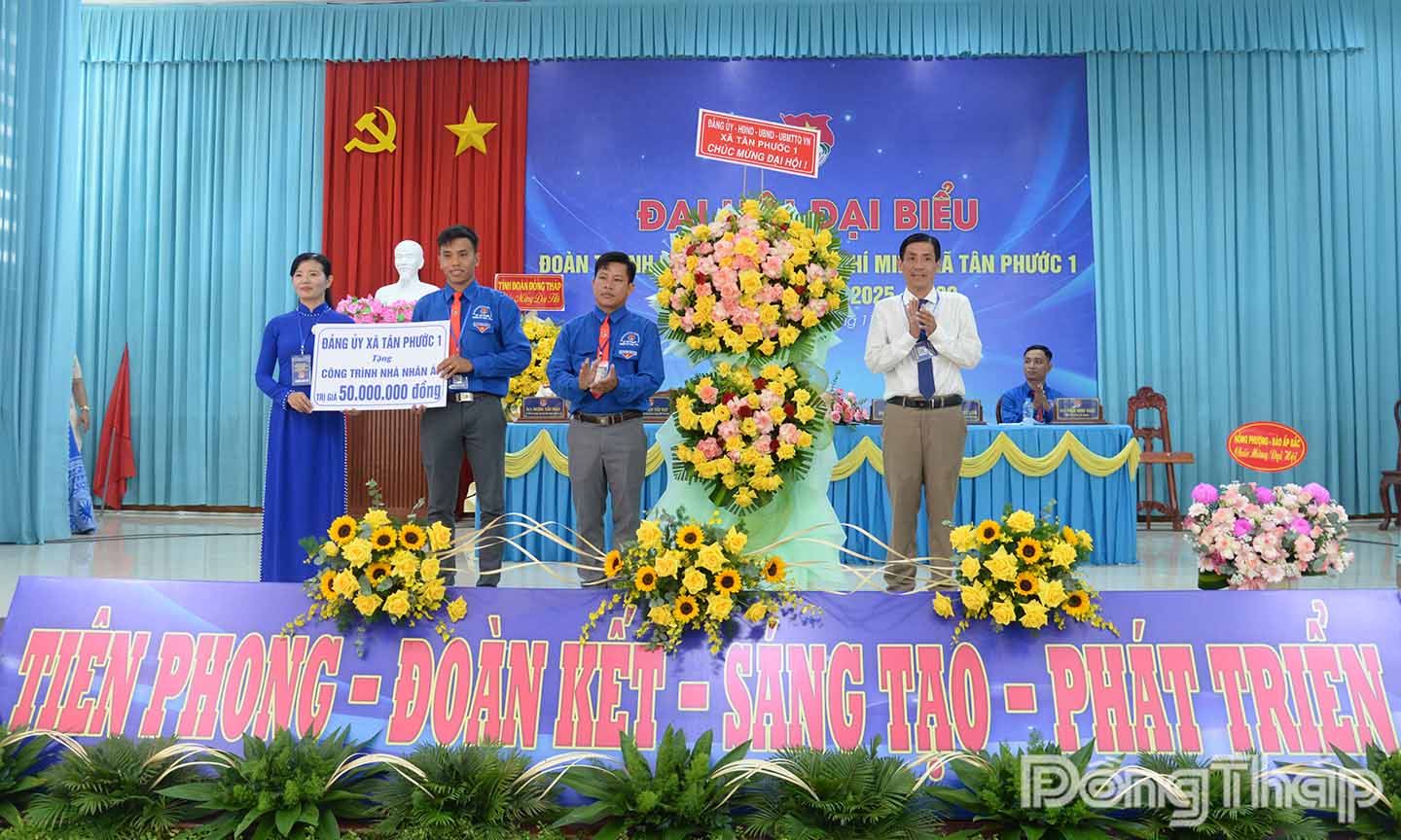 Đảng ủy xã Tân Phước 1 tặng hoa và công trình thanh niên trị giá 50 triệu đồng cho Xã đoàn Tân Phước 1.