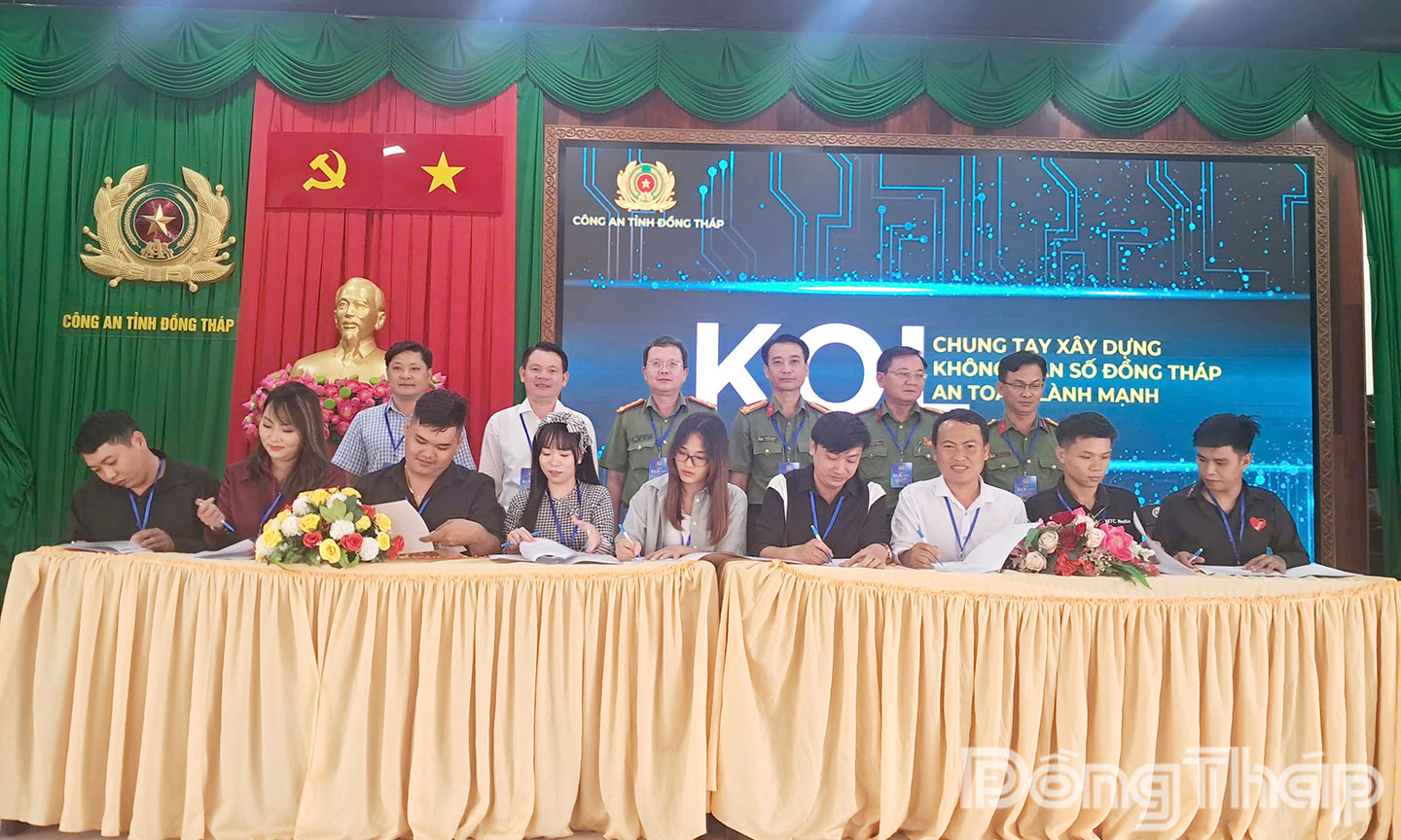 Các KOL ký cam kết.