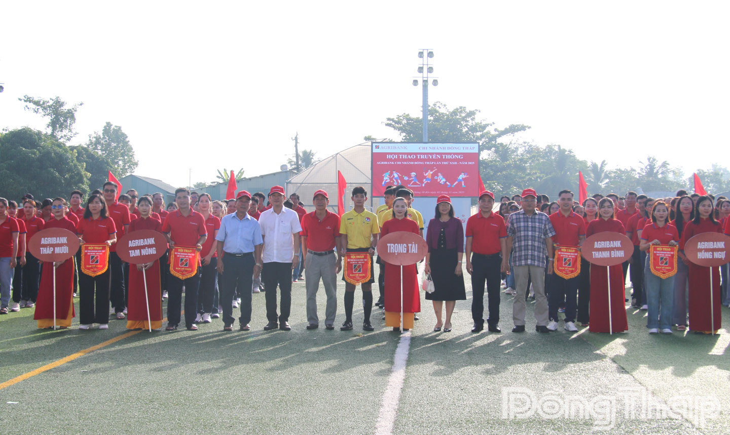 Các đại biểu chụp ảnh lưu niệm với các đoàn vận động viên.