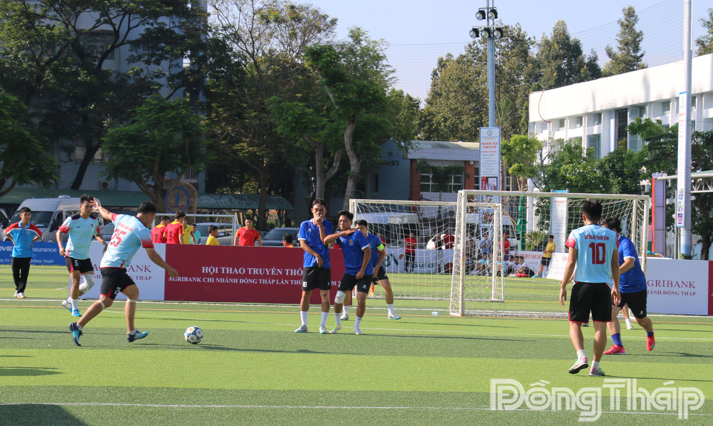 Các vận động viên tranh tài bộ môn bóng đá.