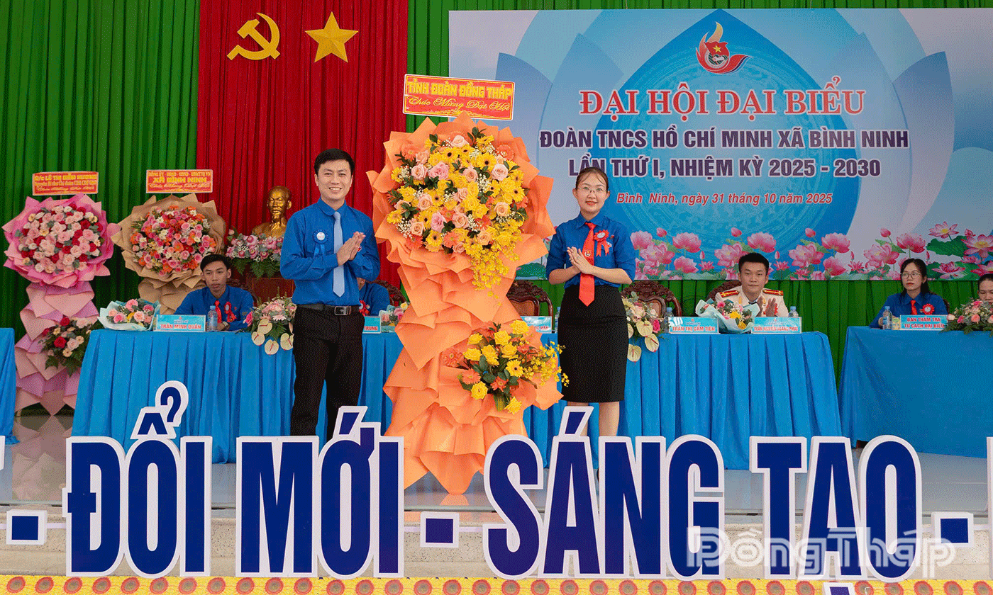Đại diện lãnh đạo Tỉnh đoàn tặng hoa chúc mừng Đại hội.