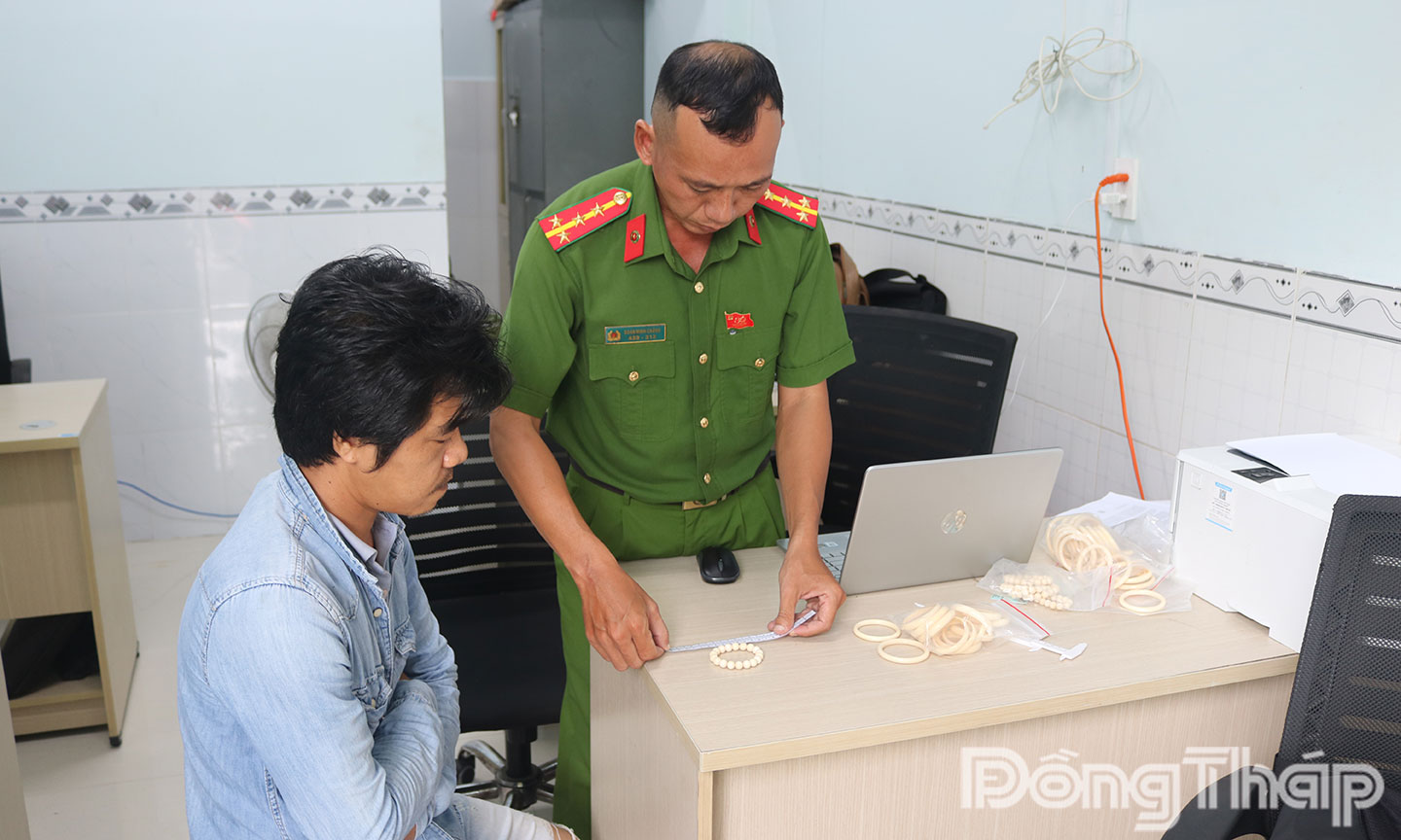 Nam và tang vật thu giữ.