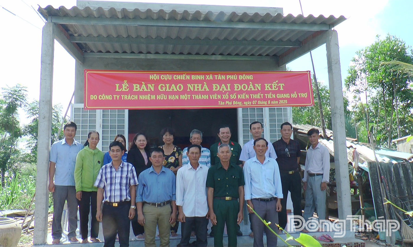 Hội Cựu Chiến binh xã Tân Phú Đông trao tặng nhà đại đoàn kết cho hội viên khó khăn tại ấp Bãi Bùn.