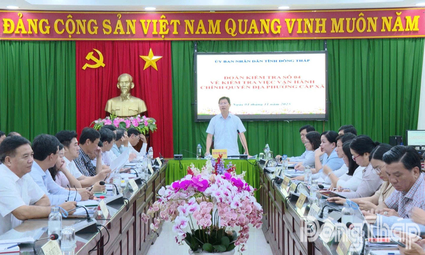 Quang cảnh buổi làm việc.