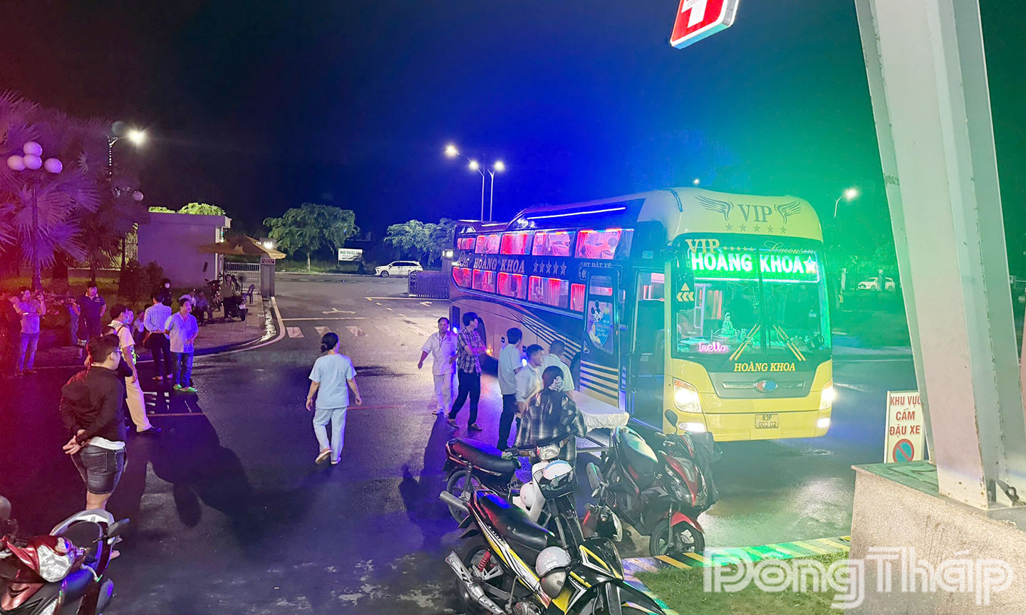 Lực lượng CSGT kịp thời hỗ trợ xe khách đến bệnh viện Đa khoa Tiền Giang.