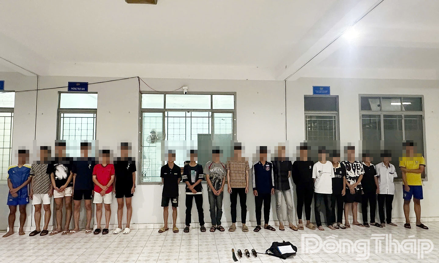 19 thanh thiếu niên tại cơ quan công an.