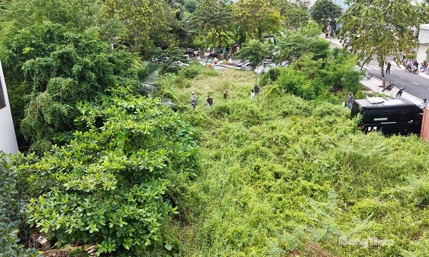 Đối tượng bị cơ quan công an và người dân truy đuổi tìm kiếm sau khi đâm 2 người bị thương.