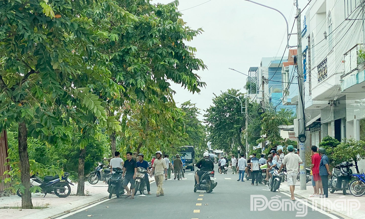 Vị trí gần nơi đối tượng đâm 2 người đàn ông bị thương tẩu thoát.