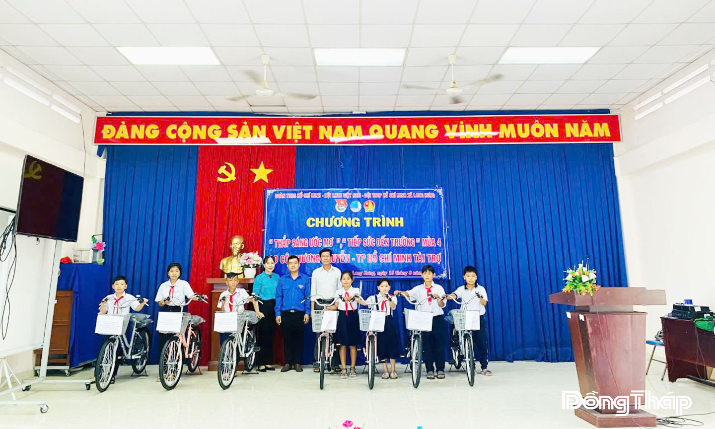 Xã phối hợp tổ chức Chương trình thắp sáng ước mơ, trao quà cho học sinh có hoàn cảnh khó khăn.