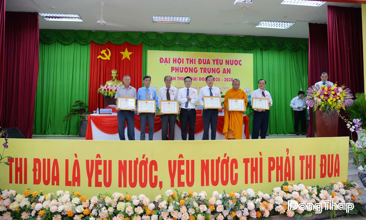 Lãnh đạo phường Trung An trao Giấy khen cho các tập thể, cá nhân có thành tích tiêu biểu trong phong trào thi đua yêu nước giai đoạn 2020 - 2025.