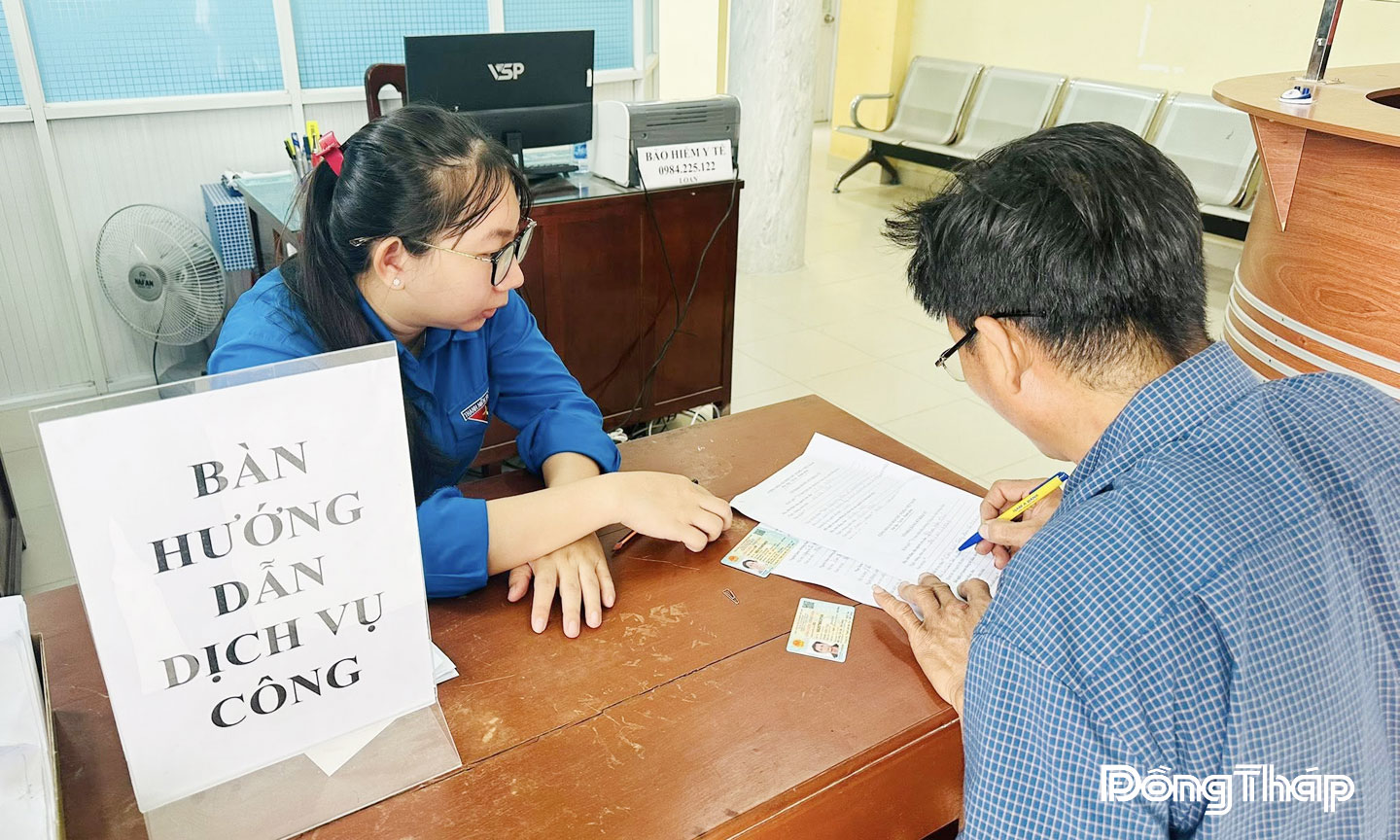 Đoàn viên phường Trung An hỗ trợ người dân làm thủ tục hành chính, dịch vụ công và phổ biến pháp luật tại Trung tâm Phục vụ hành chính công. Nguồn: Đoàn Thanh niên phường Trung An cung cấp