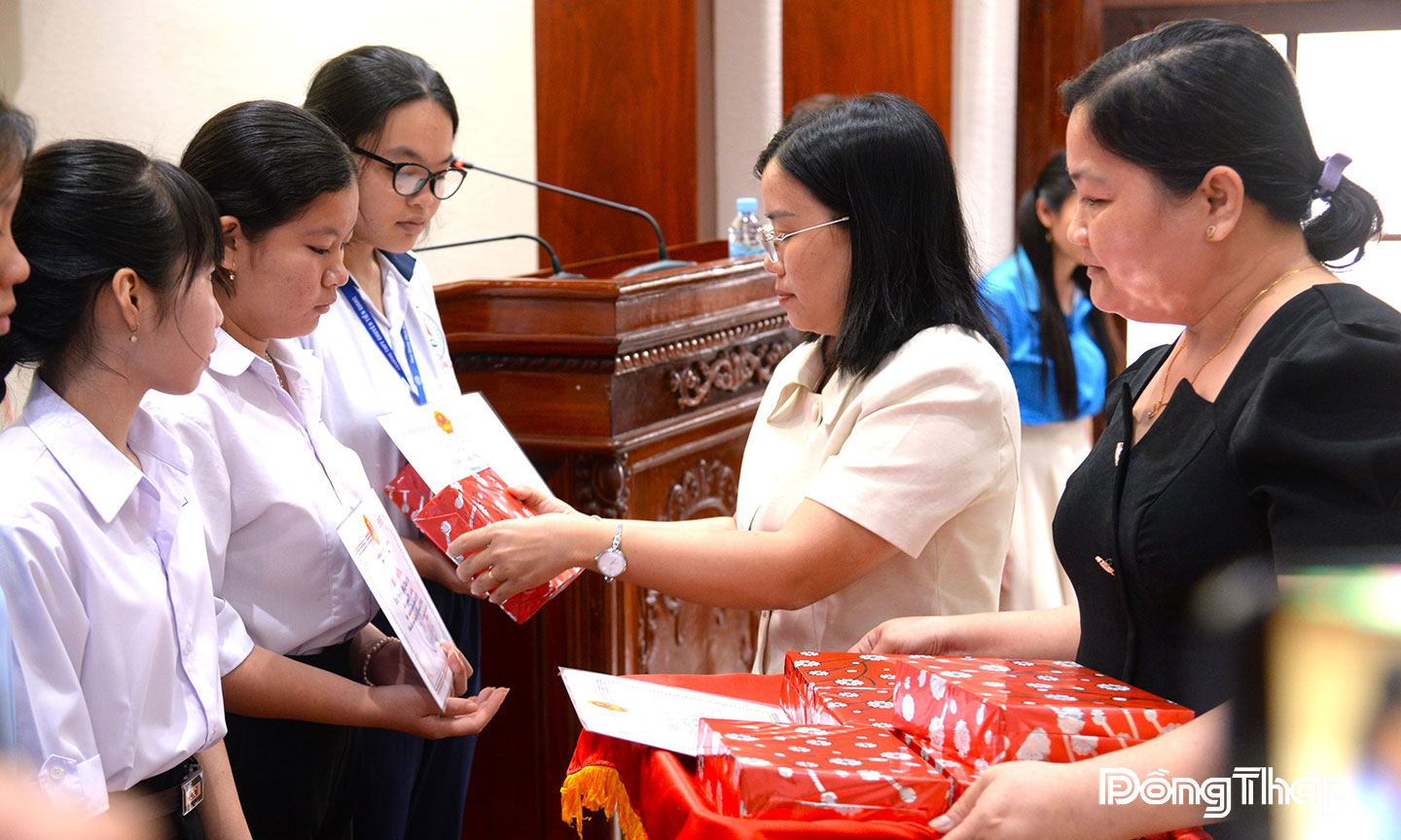 Lãnh đạo Sở Y tế Đồng Tháp trao Giấy khen và tặng quà tuyên dương các em học sinh nữ của gia đình có con một bề là gái có thành tích học tập xuất sắc.