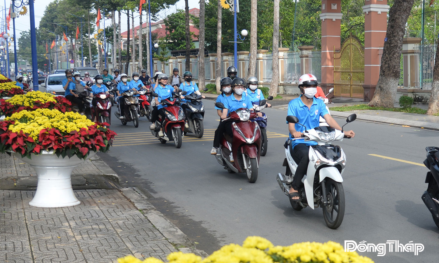 Diễu hành tuyên truyền giảm mất cân bằng giới tính khi sinh trên địa bàn phường Mỹ Tho.