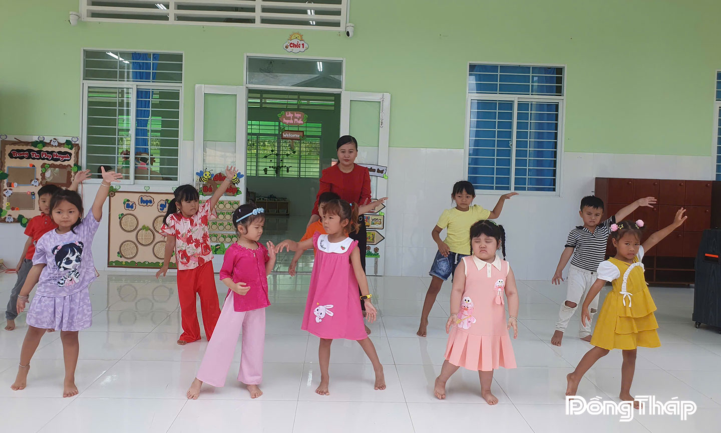 Cô Anh Thư và các bé trong giờ học tại Trường Mầm non Tân Thành.