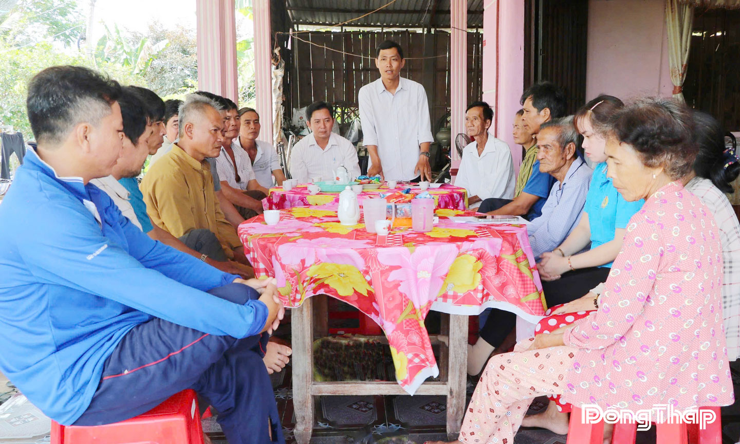 Đại diện ấp Mỹ Phước 1, xã Mỹ Quí lồng ghép qua buổi sinh hoạt Tổ Nhân dân tự quản phổ biến, giáo dục pháp luật và các chính sách liên quan đến gia đình cho người dân.