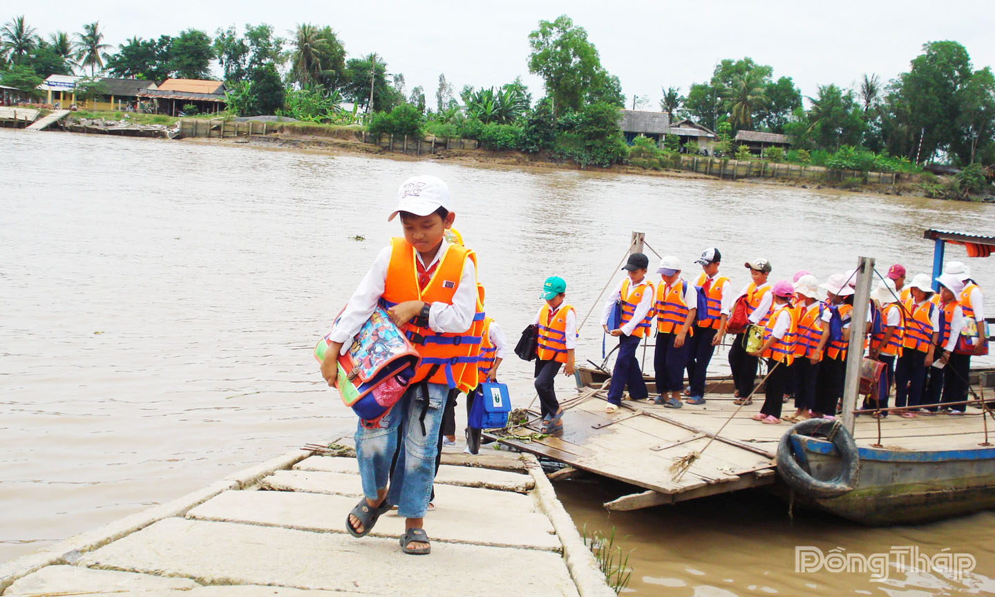Trang bị áo phao để đảm bảo an toàn cho trẻ em khi tham gia giao thông bằng phương tiện thủy