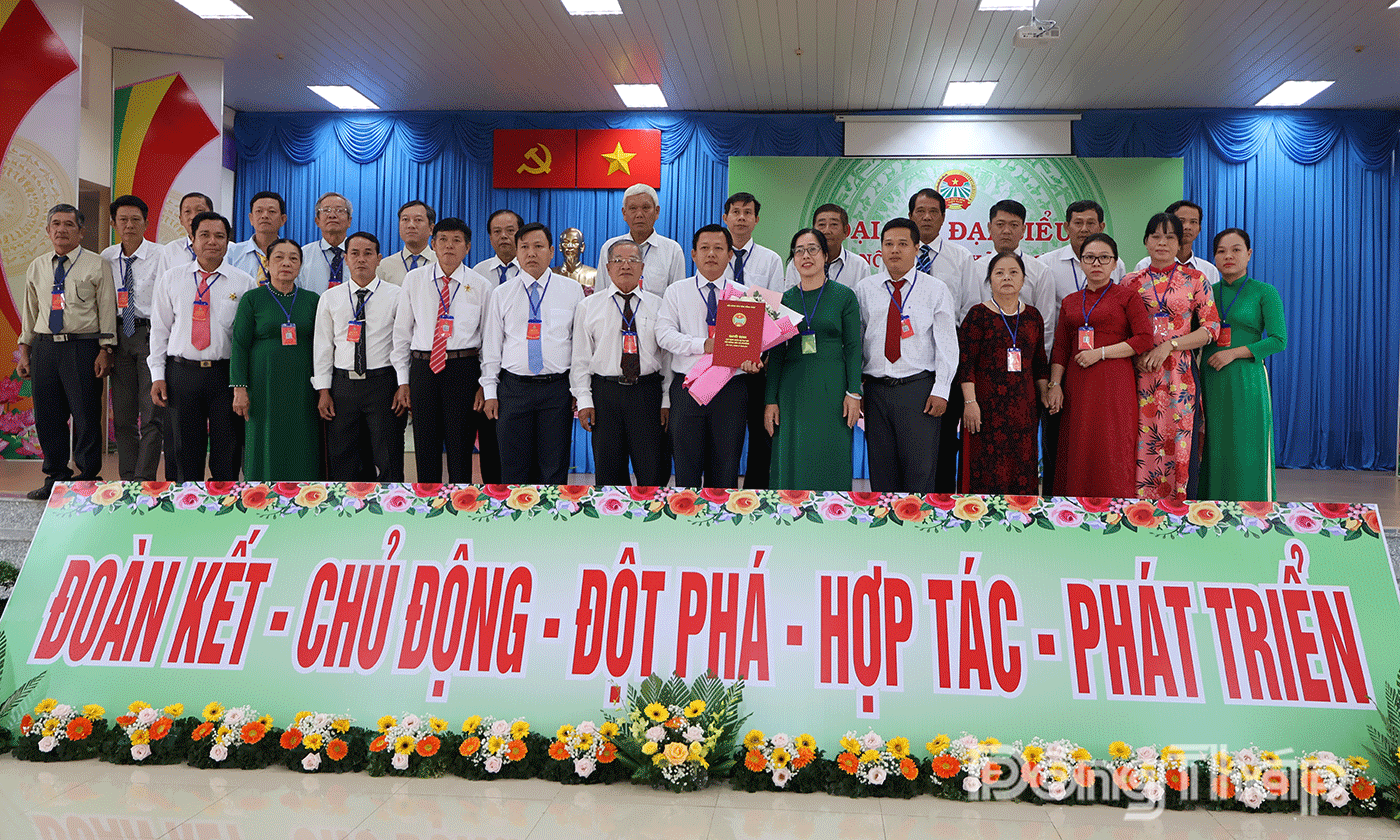 Ban Chấp hành Hội Nông dân xã Chợ Gạo nhiệm kỳ 2025-2030 ra mắt trước Đại hội.