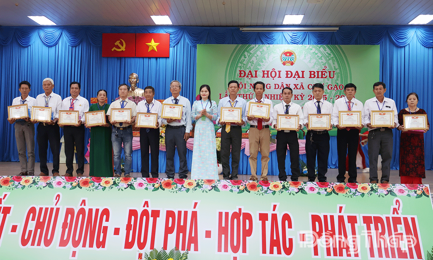Hội Nông dân xã khen thưởng tập thể, cá nhân có đóng góp trong công tác Hội.