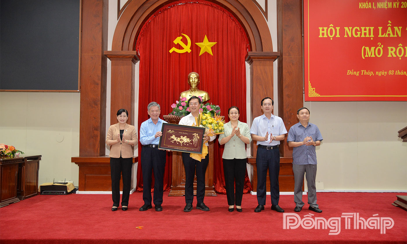 Thường trực Tỉnh ủy Đồng Tháp tặng quà chia tay đồng chí Lê Quốc Phong, Ủy viên ban Chấp hành Trung ương Đảng, Phó Bí thư Thường trực Thành ủy TP. Hồ Chí Minh, nguyên Bí thư Tỉnh ủy Đồng Tháp.