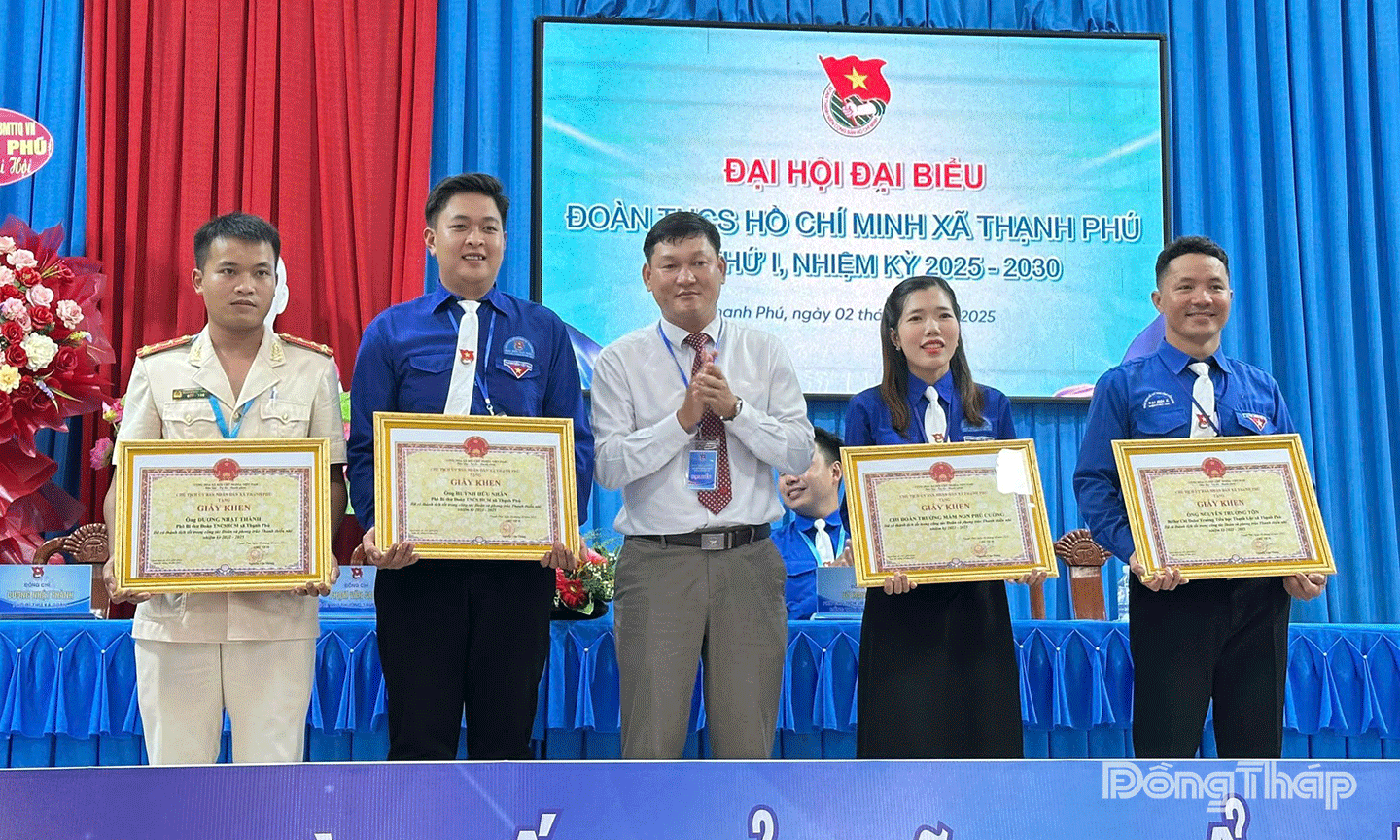 Các cá nhân, tập thể có thành tích xuất sắc nhận khen thưởng tại Đại hội