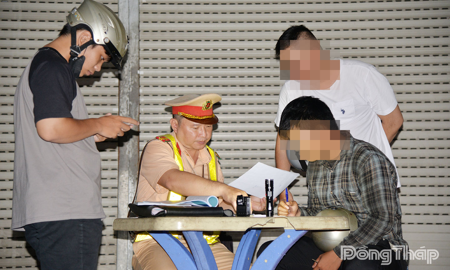 Cảnh sát giao thông xử lý các trường hợp vi phạm nồng độ cồn. Ảnh: TUẤN LÂM