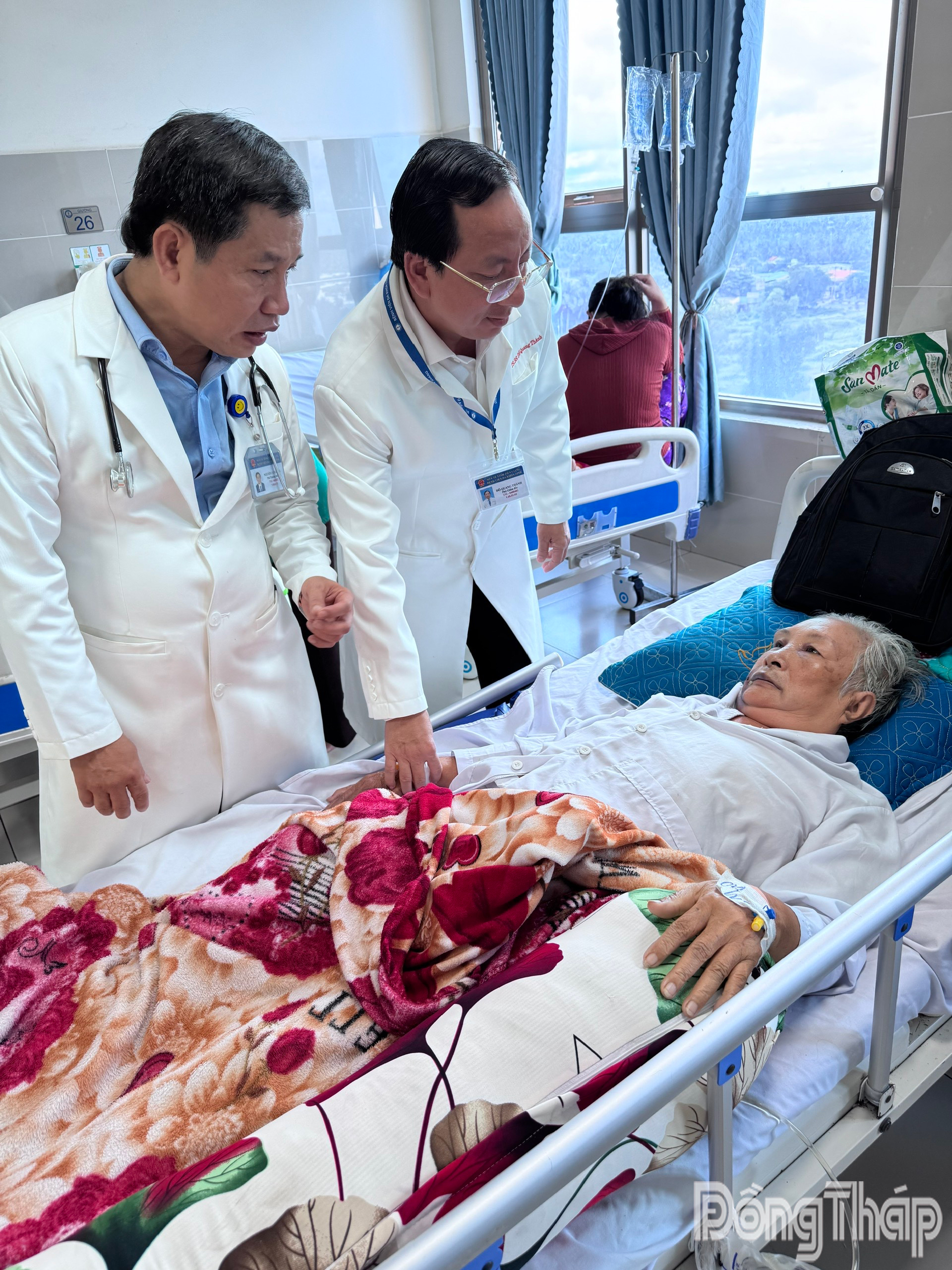 Tiến sĩ, Bác sĩ Đỗ Quang Thành (bên phải) và Tiến sĩ, Bác sĩ Nguyễn Văn Dũng thăm hỏi bệnh nhân sau điều trị can thiệp.