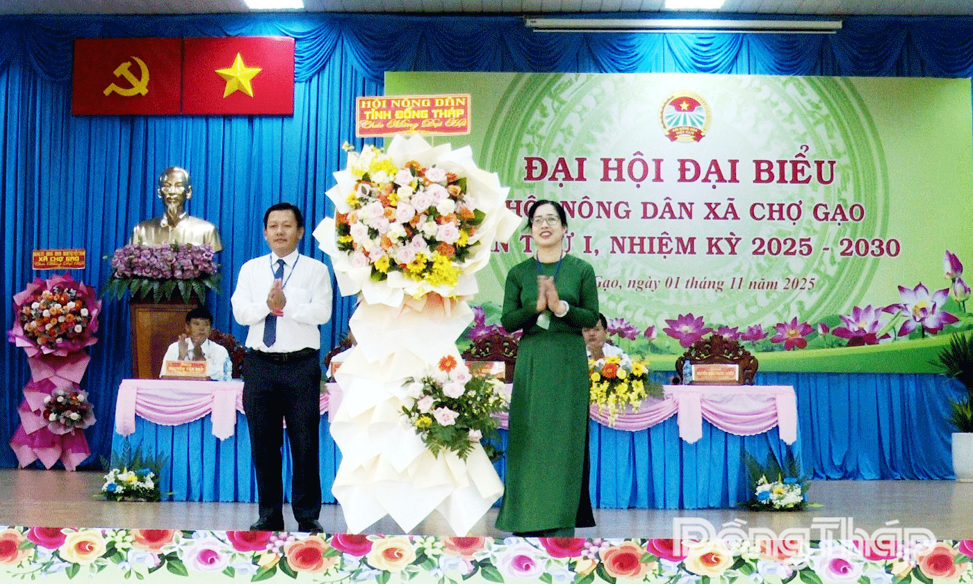 Hội Nông dân tỉnh tặng hoa chúc mừng Đại hội.