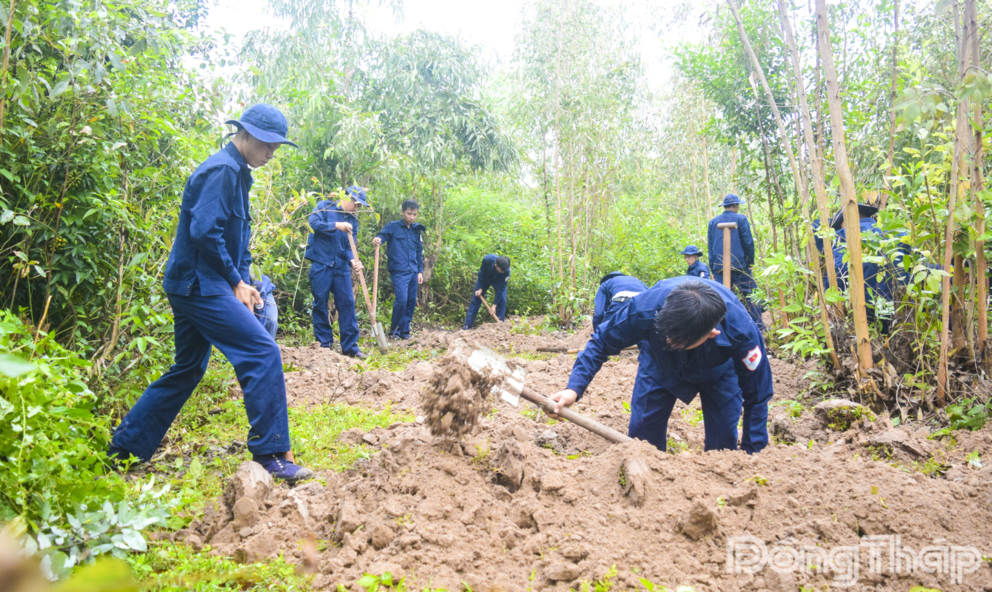 Cán bộ, chiến sĩ Đội K91 đào đất tìm kiếm hài cốt liệt sĩ.