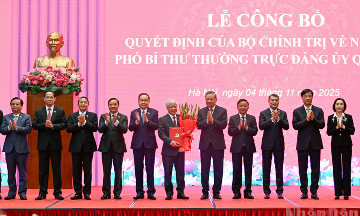 Tổng Bí thư Tô Lâm, Chủ tịch Quốc hội Trần Thanh Mẫn, Thường trực Ban Bí thư Trần Cẩm Tú và các đại biểu chụp ảnh lưu niệm tại buổi lễ. Ảnh: DUY LINH